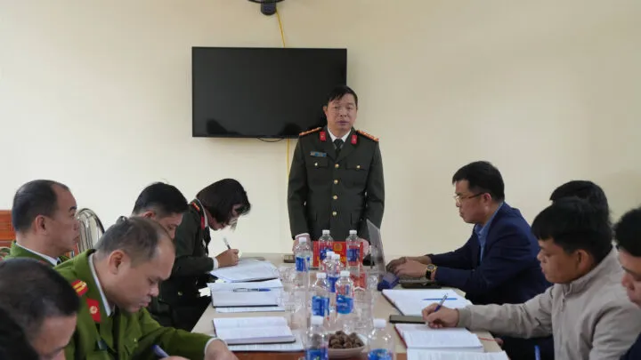 Sản phẩm hinh anh mo ta cac can bo cong an mac dong phuc thu dong chuyen nghiep — Công Ty CP Tập Đoàn Thời Trang Thái Tuấn — MST 0301455459