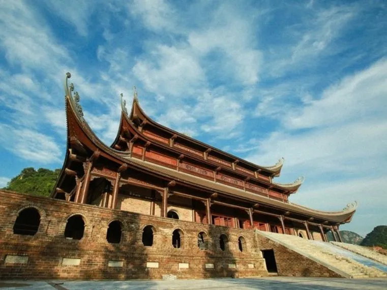 Sản phẩm Tour Bái Đính Tràng An Tam Chúc — Công Ty Cổ Phần Xây Dựng Thương Mại Du Lịch Hồng Ngọc Hà — MST 0301479499