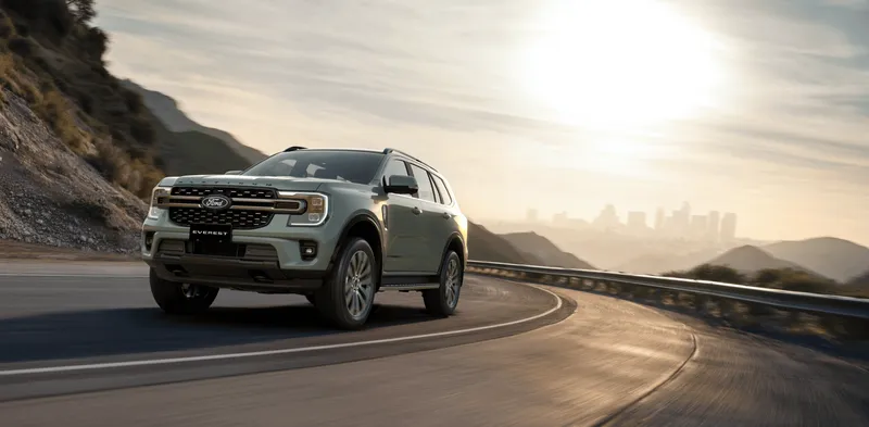 Sản phẩm VN Everest Platinum23L AcaciaGreen Highway Driving Front34_0000 — Công Ty Cổ Phần Đầu Tư Thương Mại Tây Ford — MST 0302564475