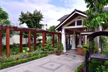 Sản phẩm khuon vien ngoi biet thu dep den noi gia chu chi thich o ngoai san vuon hon trong nha 2 370x247 — Ngói Constrexim - Công Ty Cổ Phần Thương Mại Đầu Tư Và Xây Dựng Constrexim — MST 0302673555