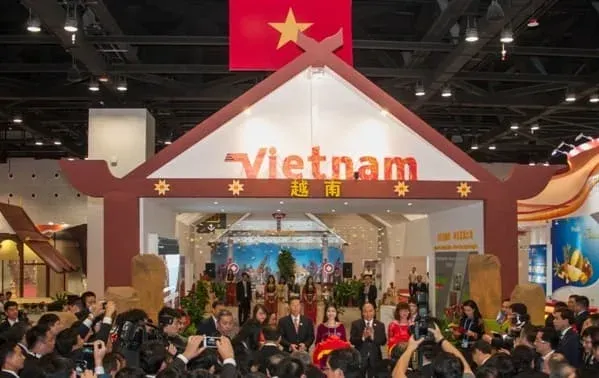 Sản phẩm 421028037080_thu tuong chinh phu viet nam nguyen xuan phuc pho thu tuong quoc vu vien trung quoc truong cao le khai truong gian hang quoc gia viet nam chu de thanh pho dep — Công Ty Cổ Phần Sài Gòn An Thái — MST 0304419561