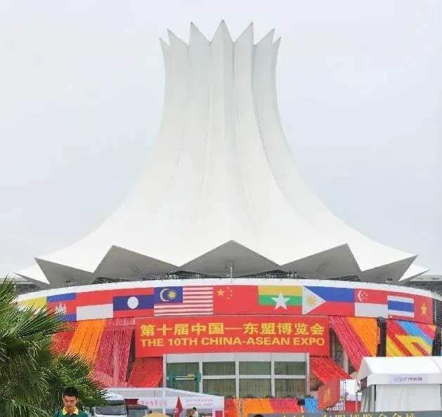 Sản phẩm 439709952379_toa nha trung tam hinh bong hoa dam but tuong trung cho su hop tac asean trung quoc — Công Ty Cổ Phần Sài Gòn An Thái — MST 0304419561