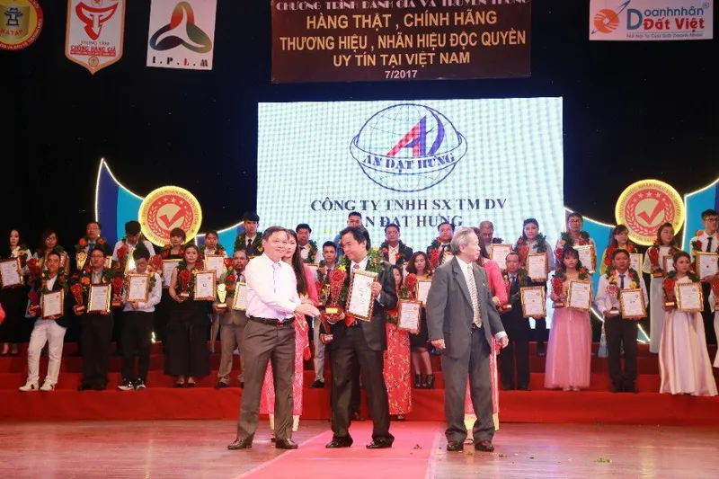Sản phẩm khen thuong 2212 — Công Ty TNHH Sản Xuất Thương Mại Dịch Vụ An Đạt Hưng — MST 0305271163