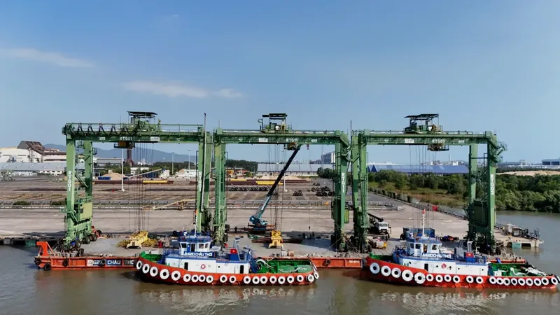 Sản phẩm van_chuyen_cau_RTG_di_quy_nhon8 1365x768 — Công Ty Cổ Phần Dịch Vụ Kỹ Thuật Tân Cảng — MST 0305736891