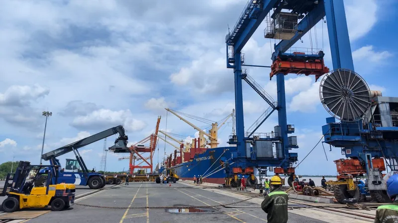 Sản phẩm van_chuyen_sieu_truong_sieu_trong_06_cau_rtg 21 of 30 1365x768 — Công Ty Cổ Phần Dịch Vụ Kỹ Thuật Tân Cảng — MST 0305736891