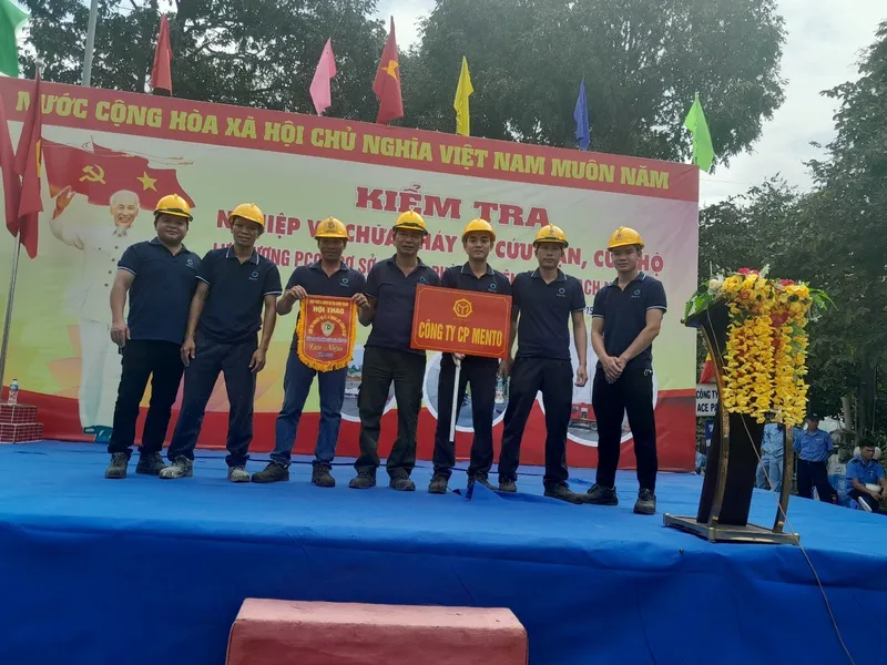Sản phẩm dai dien cong an huyen trao co luu niem tai hoi thao 4649 — Kết Cấu Thép Meto - Công Ty Cổ Phần Mento — MST 0310084828