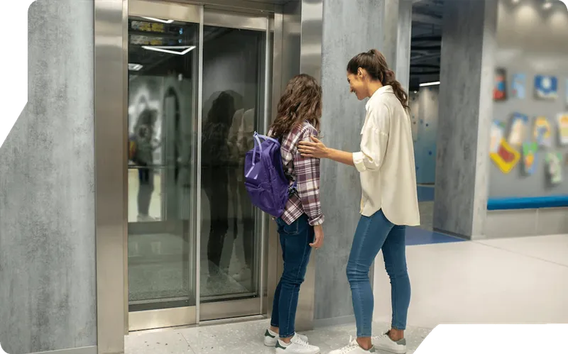 Sản phẩm people in elevator 1 — Thang Máy Việt Đông Hải - Công Ty TNHH Kỹ Thuật Tự Động Việt Đông Hải — MST 0310779844