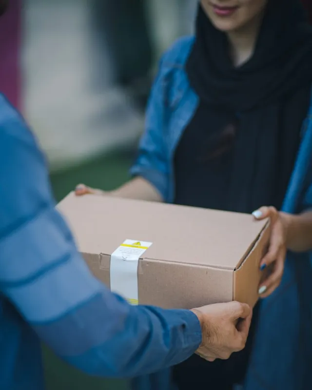 Sản phẩm rosebox BFdSCxmqvYc unsplash 819x1024 — Thiết Bị Phun Bi Phun Cát Triều Lợi - Công Ty TNHH Thiết Bị Công Nghệ Triều Lợi — MST 0311835604