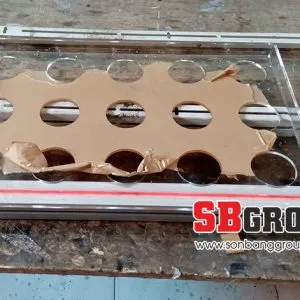 Sản phẩm gia cong nap nhua mica co lo 300x300 — Công Ty TNHH SBGroup Việt Nam — MST 0312407182