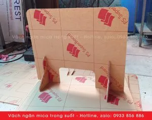 Sản phẩm vach ngan tam chan nhua mica 300x238 — Công Ty TNHH SBGroup Việt Nam — MST 0312407182