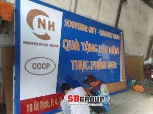 Sản phẩm mau bang hieu shop qua tang luu niem 300x225 — Công Ty TNHH SBGroup Việt Nam — MST 0312407182