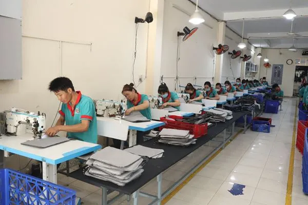 Sản phẩm anh xuong 40 — Balo Hồng Lam - Công Ty TNHH Sản Xuất Thương Mại Dịch Vụ Xuất Nhập Khẩu Hồng Lam — MST 0312542505
