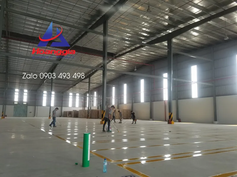 Sản phẩm 3 thi cong son epoxy ke vach vang nha xuong — Sơn Epoxy Hoàng Gia - Công Ty TNHH Kỹ Thuật Epoxy Hoàng Gia — MST 0313195653