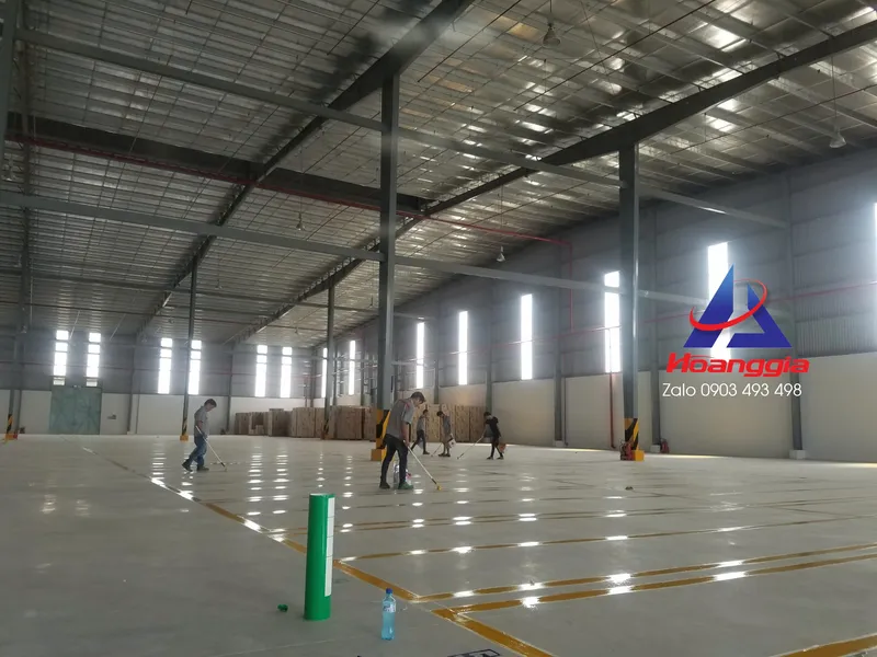 Sản phẩm son epoxy ke vach vang nha xuong cty minh phuong logistic 1 — Sơn Epoxy Hoàng Gia - Công Ty TNHH Kỹ Thuật Epoxy Hoàng Gia — MST 0313195653