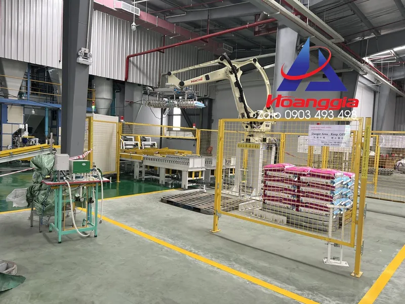 Sản phẩm son epoxy mau xanh va ke vach vang 4 — Sơn Epoxy Hoàng Gia - Công Ty TNHH Kỹ Thuật Epoxy Hoàng Gia — MST 0313195653