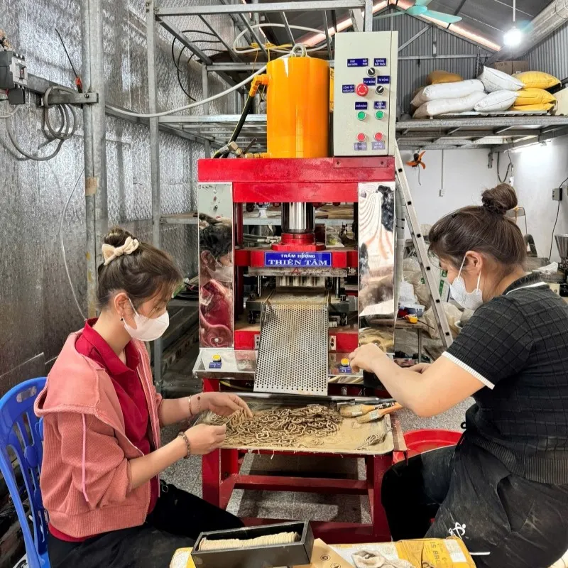 Sản phẩm chuyen nhan gia cong tram huong van may toan quoc — Công Ty Cổ Phần Trầm Hương Thiên Tâm — MST 0313364213