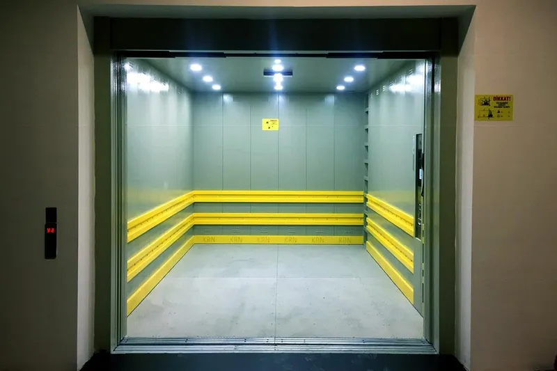Sản phẩm thang may tai hang — Công Ty CP Điện Và Thang Máy Bách Khoa — MST 0313482249