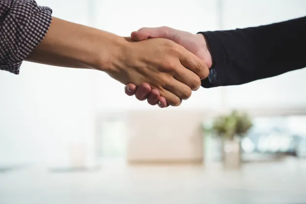 Sản phẩm business executives shaking hands with each other_107420 63888 — In Tem Nhãn Hưng Thịnh - Công Ty TNHH Nhãn Mã Vạch Hưng Thịnh — MST 0313495576