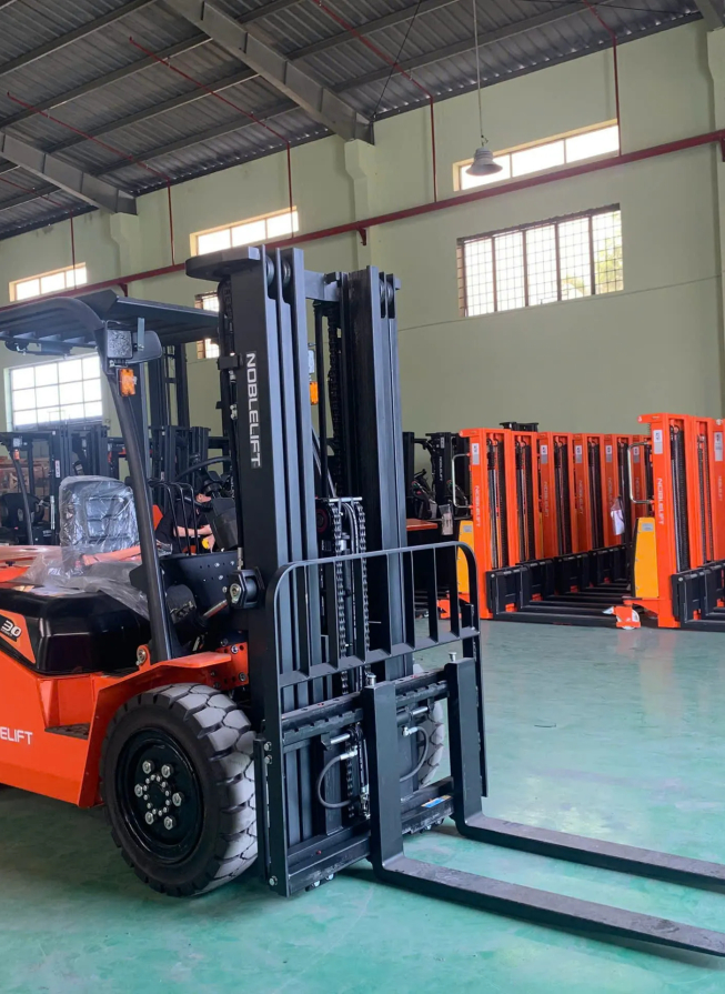 Sản phẩm xe nang dau noblelift 3 tan 7926 — Chi Nhánh Công Ty TNHH Xe Nâng VINABOSS — MST 0313496097