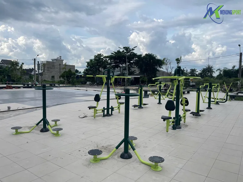 Sản phẩm VINH LONG LAP DAT DUNG CU TAI HUYEN LONG HO VUNG LIEM.mekongsport.1 min scaled — Thiết Bị Dụng Cụ Thể Thao Mekongsport - Công Ty TNHH Sản Xuất Đầu Tư Tân Hoàng
Nguyên — MST 0313528214