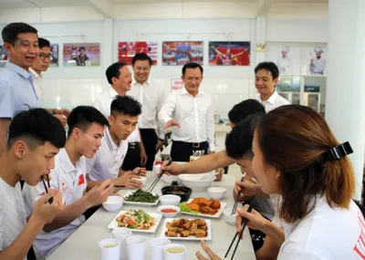 Sản phẩm suatcomhuongvietvdv 8246 1775456986.jpg — Suất Ăn Hương Việt - Công Ty TNHH Dịch Vụ Suất Ăn Hương Việt — MST 0313560842