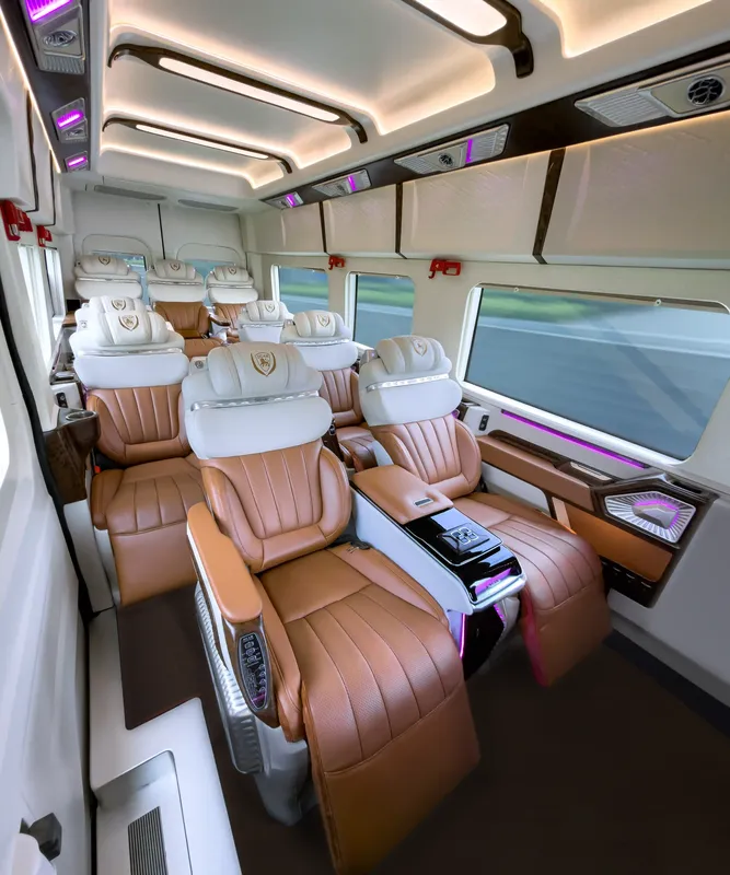 Sản phẩm ford transit limousine dcar hang thuong gia 2026 1 — DCar Limousine - Công Ty Cổ Phần Ô Tô GMG — MST 0313637083
