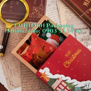 Sản phẩm Hop giay Noel au do 2 300x300 — Công Ty TNHH In ấn Bao Bì Giấy Tấn Thành — MST 0313659175