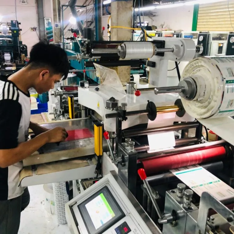 Sản phẩm Nhan vien lam viec 768x768 — Công Ty TNHH Giải Pháp In ấn Việt Nhật — MST 0313679774