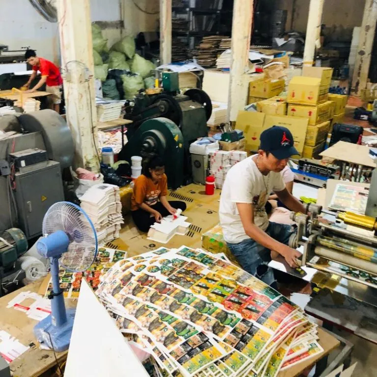Sản phẩm Nhan vien lam viec tai xuong 768x768 — Công Ty TNHH Giải Pháp In ấn Việt Nhật — MST 0313679774