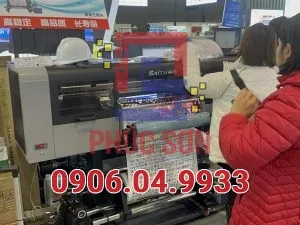 Sản phẩm may in uv saitu dtf kho 06 met 1 300x225 — Công Ty TNHH Sản Xuất Thương Mại Dịch Vụ Và Quảng Cáo Phúc Sơn — MST 0313740436