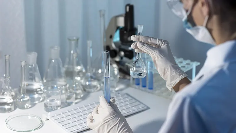 Sản phẩm close up researcher holding glassware — Công Ty TNHH Dạy Nghề Sản Xuất Mỹ Phẩm Quang Minh — MST 0313760986
