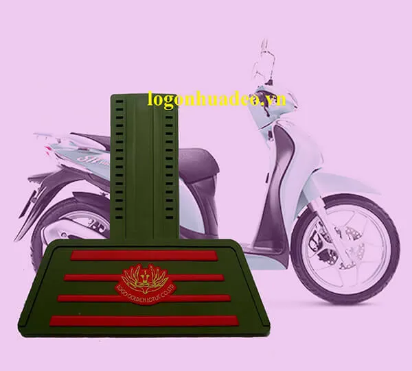 Sản phẩm Tấm chắn đinh xe máy màu xanh lục có tấm chắn in hai lớp sọc đỏ hoa đỏ — Logo Nhựa Dẻo Sen Vàng - Công Ty TNHH Một Thành Viên Logo Sen Vàng — MST 0313990997