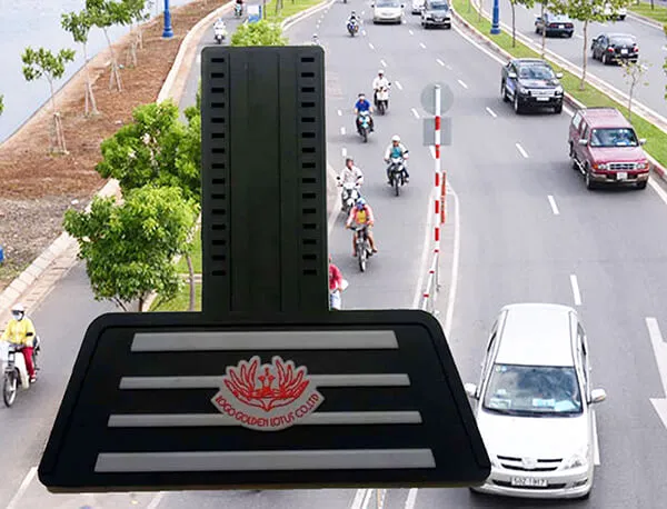 Sản phẩm Tấm chắn đinh xe máy màu đen có tấm chắn in hai lớp sọc xám hoa đỏ — Logo Nhựa Dẻo Sen Vàng - Công Ty TNHH Một Thành Viên Logo Sen Vàng — MST 0313990997