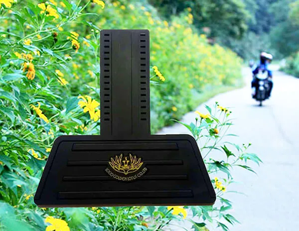 Sản phẩm Tấm chắn đinh xe máy màu đen in một lớp hoa màu vàng — Logo Nhựa Dẻo Sen Vàng - Công Ty TNHH Một Thành Viên Logo Sen Vàng — MST 0313990997