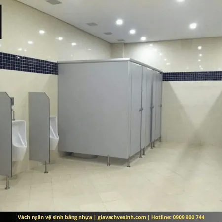 Sản phẩm vach ngan ve sinh bang nhua 2 450x450 — Công Ty Cổ Phần Thương Mại Xuất Nhập Khẩu Avi — MST 0314081218