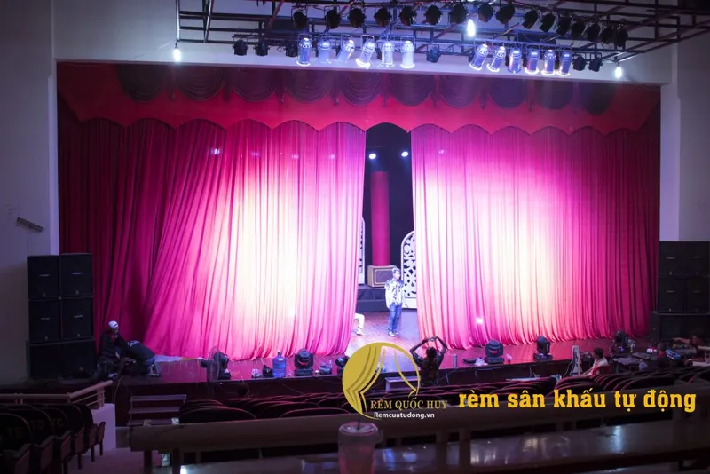 Sản phẩm hinh rem san khau1 — Công Ty TNHH Kinh Doanh Nội Thất Quốc Huy — MST 0314136393