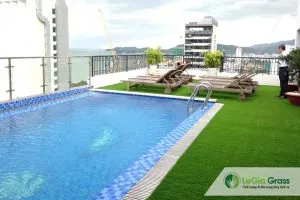 Sản phẩm cỏ nhân tạo sân vườn trang trí hồ bơi khách sạn 1 300x200 — Công Ty TNHH Xuất Nhập Khẩu Thương Mại Dịch Vụ Vận Tải Lê Gia — MST 0314231858