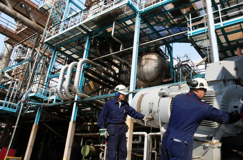 Sản phẩm oil engineers inside oil refinery 1024x675 — Công Ty TNHH DNC Automation (Vietnam) — MST 0314335769