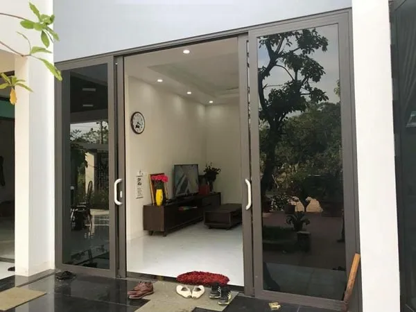Sản phẩm Cửa đi nhôm Xingfa mở trượt màu đen — Công Ty TNHH Xây Dựng Và Trang Trí Nội Thất Hải Phong — MST 0314474018