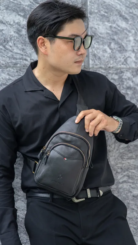 Sản phẩm Tui deo cheo da bo tien dung BA295 lifestyle 1904 1 — Công Ty TNHH Sản Xuất Thương Mại Dịch Vụ Thông Thái Group — MST 0314501977