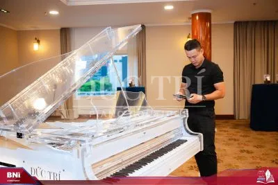 Sản phẩm Crystal Grand Piano Schreiner Sohne co mat tai BNi Comitment 400x267 — Nhạc Cụ Đức Trí - Công Ty TNHH Âm Nhạc Đức Trí — MST 0314524702