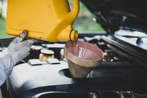 Sản phẩm close up auto mechanic hand pouring replacing fresh oil into car engine auto repair garage automobile maintenance industry concept 300x200 — Công Ty TNHH Thương Mại Dịch Vụ Tài Bảo — MST 0314897422