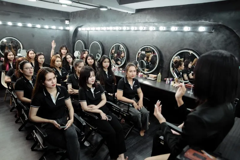 Sản phẩm lop makeup ca nhan co ban — Công Ty TNHH Vanmiu Beauty — MST 0314932109