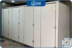 Sản phẩm vach ngan ve sinh tam compact hpl 106 1 300x200 — Công Ty CP Xuất Nhập Khẩu Thương Mại Sản Xuất MBee — MST 0315000701