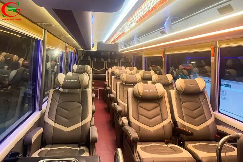 Sản phẩm 251102_limo20c_luxury_trangthanhlich 2 — Cho Thuê Xe Du Lịch, Xe Limousine, Xe Vip Cao Cấp - Công Ty TNHH Dịch Vụ Tổng
Hợp Hoàng Gia Thịnh — MST 0315087283