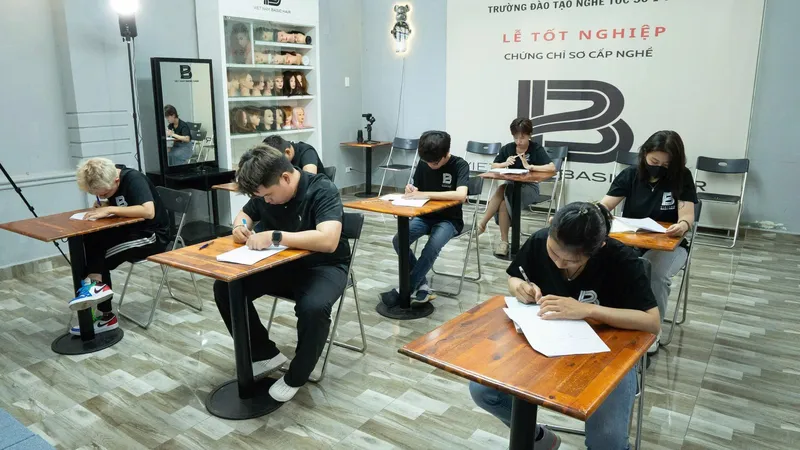 Sản phẩm z7052678312011_bc3496e55b7cf23064e60c69ce67252f — Công Ty CP Đào Tạo Thẩm Mỹ BASIC HAIR Việt Nam — MST 0315110165