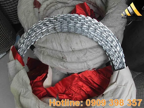Sản phẩm Day thep gai la mot san pham gom nhieu soi day thep xoan lai voi nhau lam day tam co chieu dai 100m nang 10kg phu hop voi moi nhu cau su dung — Công Ty TNHH Nguyên Muôn — MST 0315208192