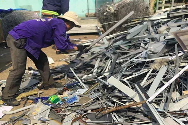 Sản phẩm cong nhan gom phe lieu — Công Ty TNHH Thu Mua Phế Liệu Minh Thảo Phát — MST 0315363737