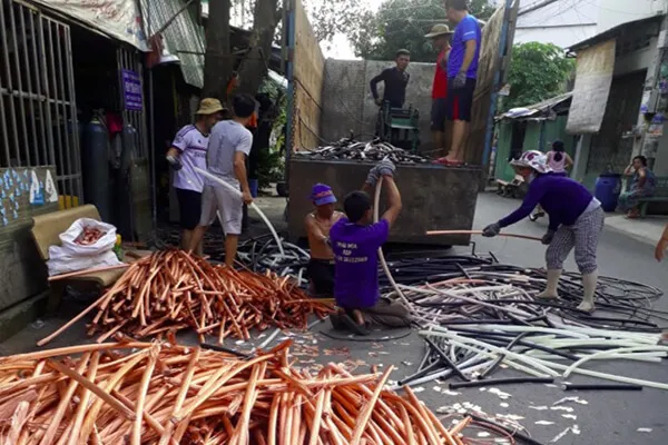 Sản phẩm hinh anh nhan vien thu gom phe lieu — Công Ty TNHH Thu Mua Phế Liệu Minh Thảo Phát — MST 0315363737
