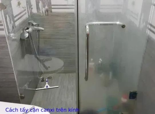 Sản phẩm cach tay can canxi tren kinh 3 1 542x400 — Công Ty TNHH Vệ Sinh Công Nghiệp 24h — MST 0315397380